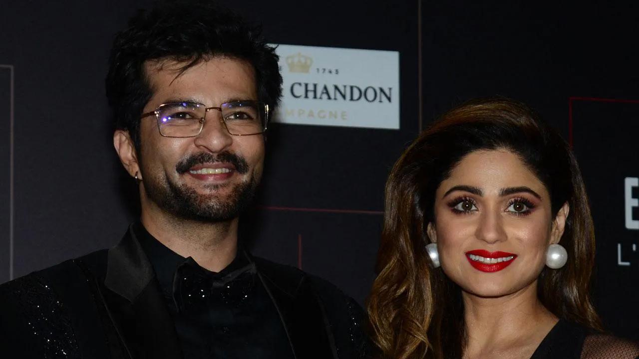 Shamita Shetty, Raqesh Bapat quash breakup rumours
All is well between actors Shamita Shetty and Raqesh Bapat. The two, on Sunday night, arrived together at the Hello! Hall of Fame Awards 2022 ceremony, putting an end to break up rumours. Shamita and Raqesh held hands and adorably gazed into each other's eyes as they posed for pictures on the red carpet at the star-studded gala in Mumbai. Read the full story here.