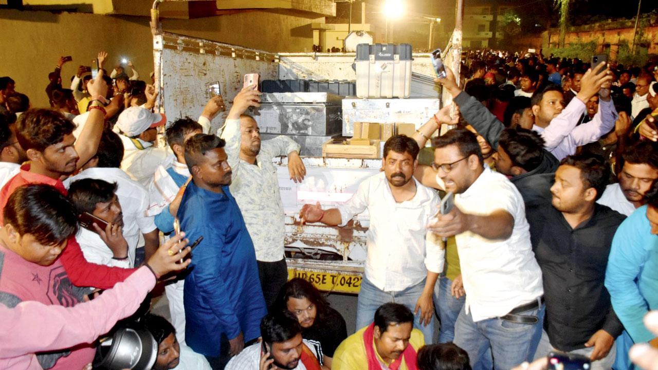 Varanasi official in dock over EVMs 
