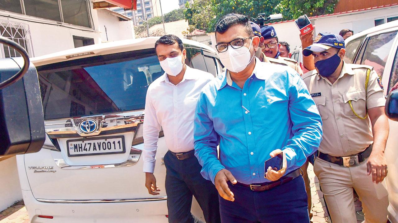 Police officers arrive at Fadnavis’s home to record his statement on Sunday. Pic/PTI