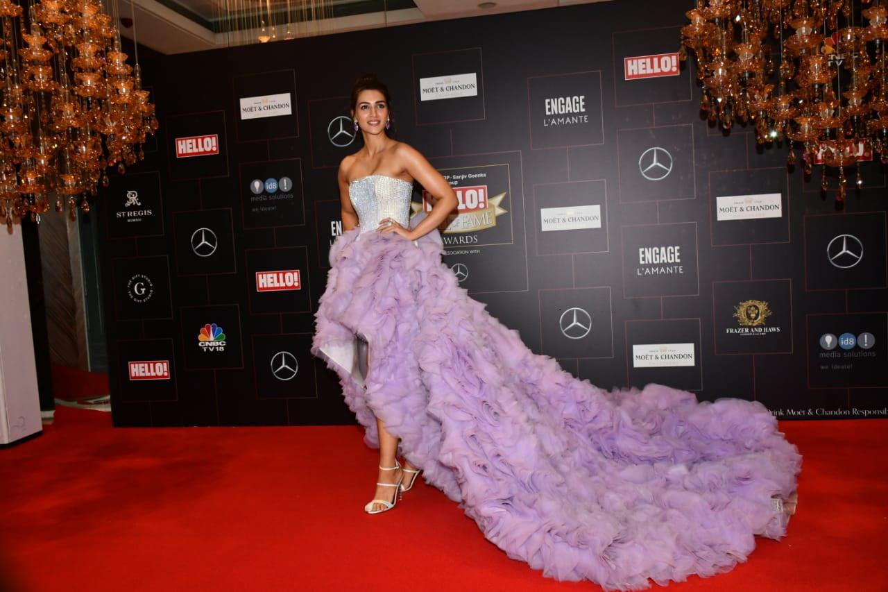 Hello Hall Of Fame hosted an awards ceremony at a plush hotel in Mumbai. The 2022 ceremony was one starry night which witnessed the fashion brigade under one roof. Kriti Sanon stunned in a pretty pastel gown, which won the red carpet look for all the right reasons.