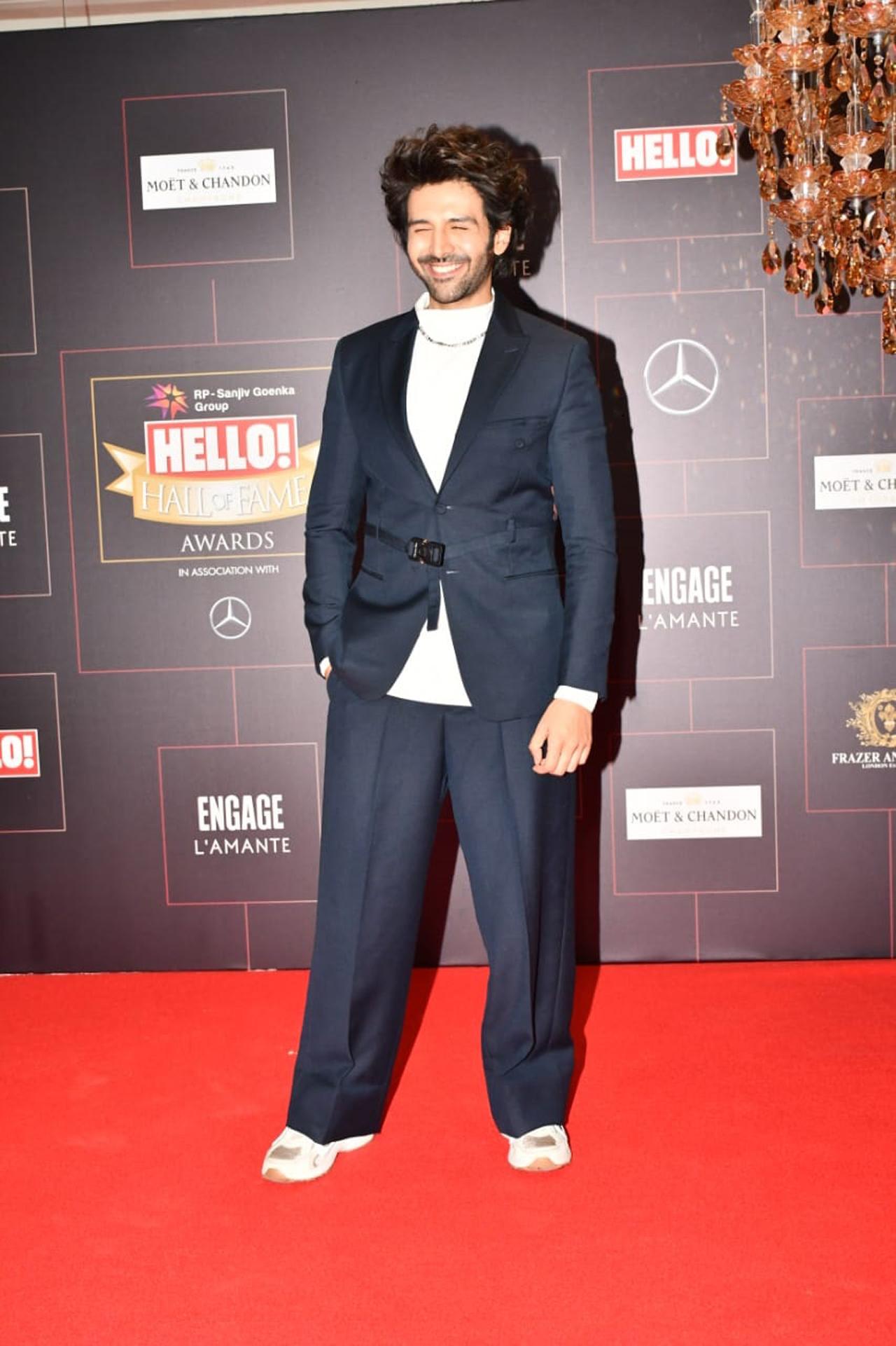 Kartik Aaryan stunned in a blue Dior suit as he walked the red carpet in his all charming way.