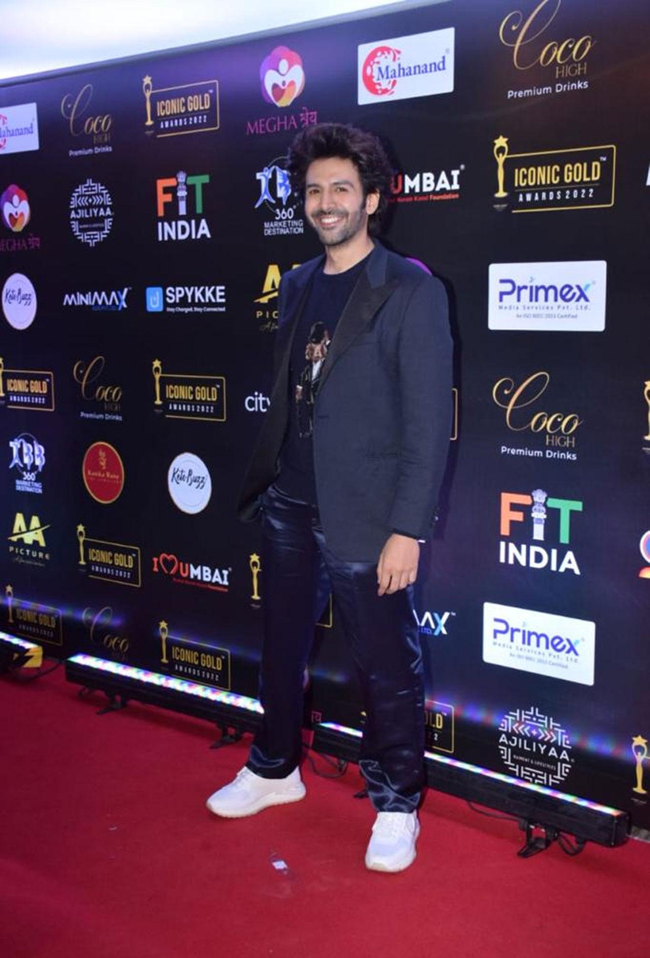 Kartik Aaryan has all the reasons to smile as he won an award for 'Dhamaka'. Taking to his social media, Kartik shared a picture doing the winning gesture as he proudly and happily held his award. In the caption the versatile star wrote, 