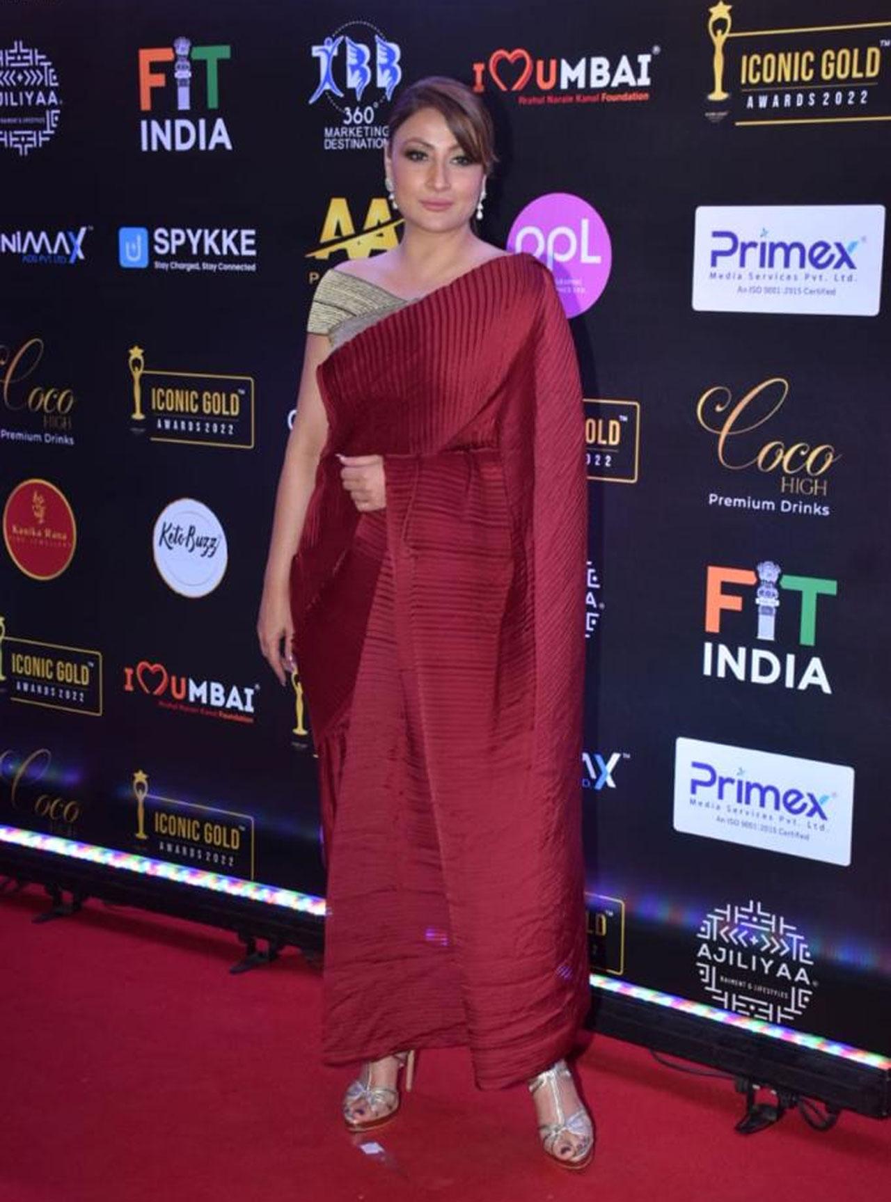 Urvashi Dholakia is one of the most iconic vamps on Indian Television, and that's exactly what she won an award for- The Iconic Best Negative TV Actress. She stunned in her outfit at the red carpet.