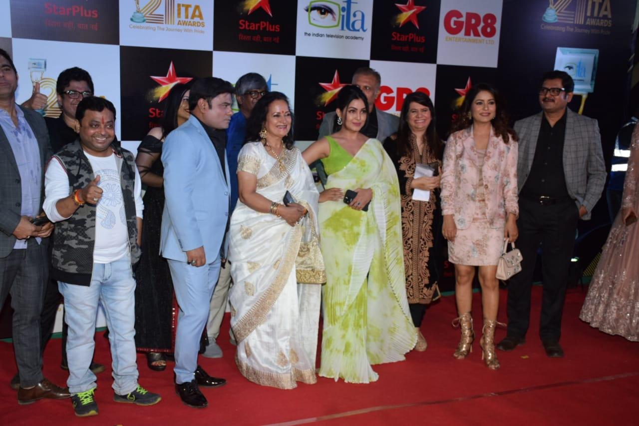 Mugdha Chaphekar posed with her entire team at the Red carpet ceremony.