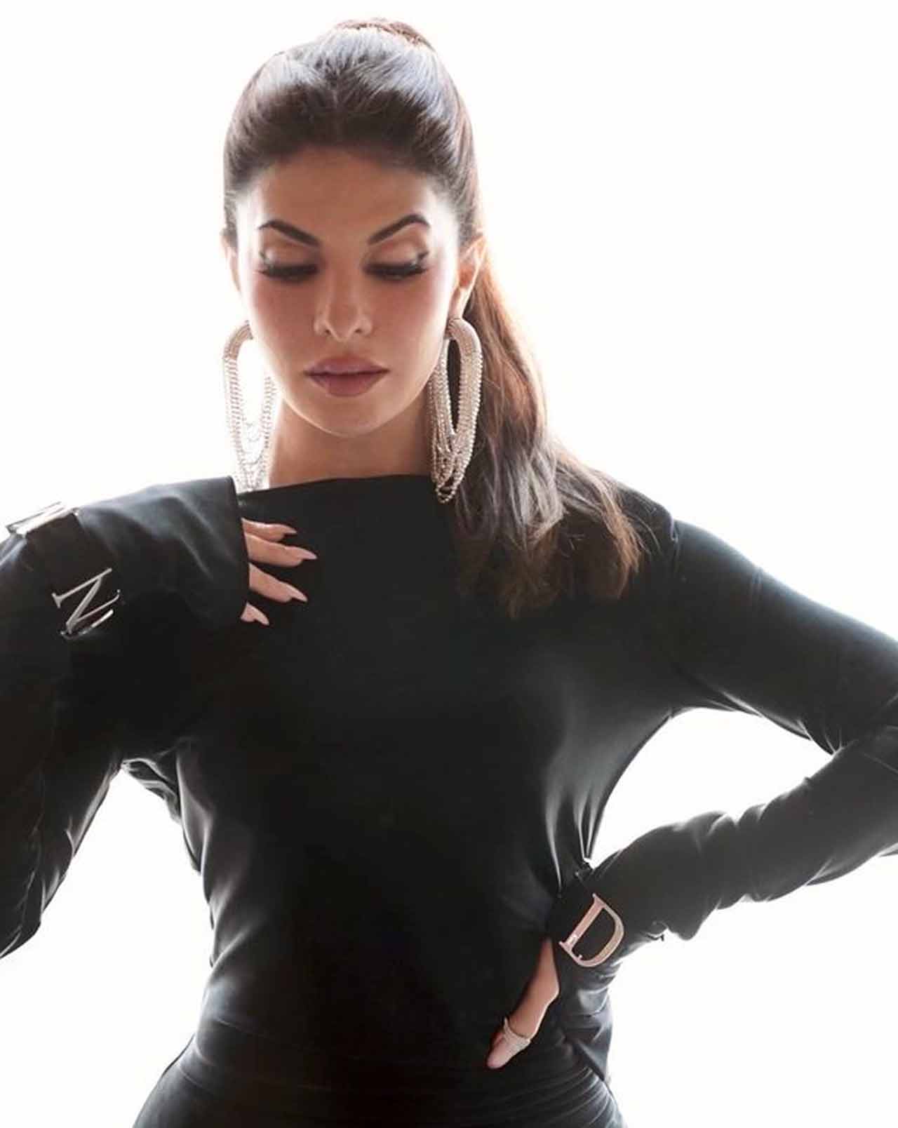 Recently Jacqueline took to her social media and shared some alluring pictures of herself in the black dress wearing a pair of attractive earrings. 