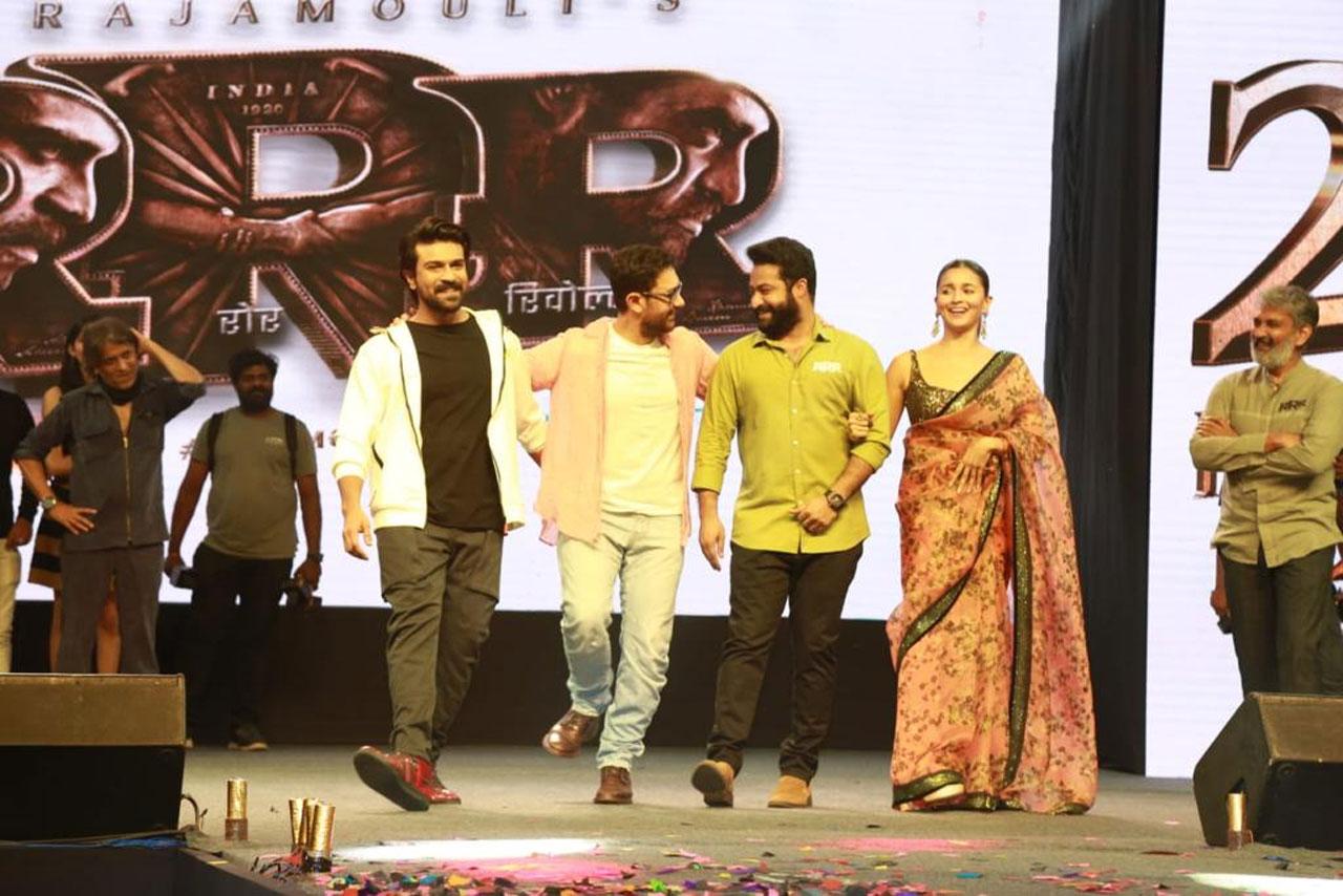 Aamir was seen asking the the two actors on how they did the step, which the 'PK' star felt could not perform. He said: 