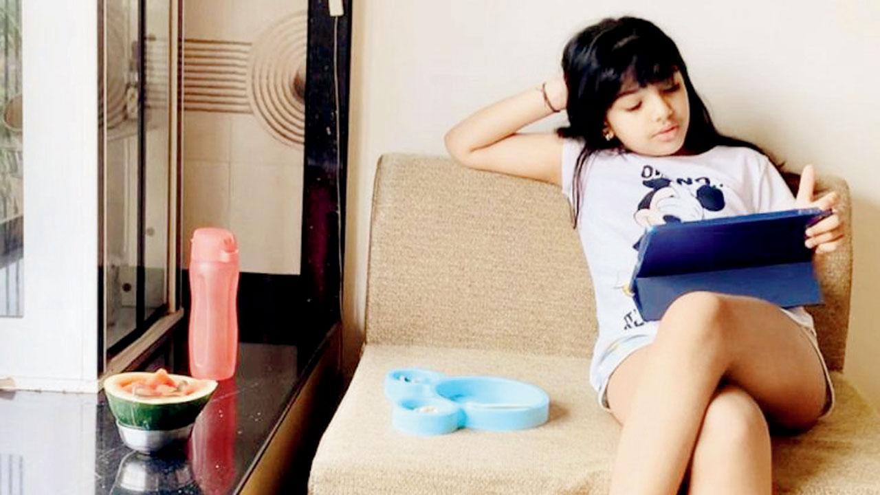 Jayshri Chauhan’s 12-year-old daughter Mehak doesn’t enjoy doing extra-curricular activities after school, as much as she did earlier. She wants to sleep or spend time on the screen, which has led to appearance of puffiness under the eyes, says Chauhan