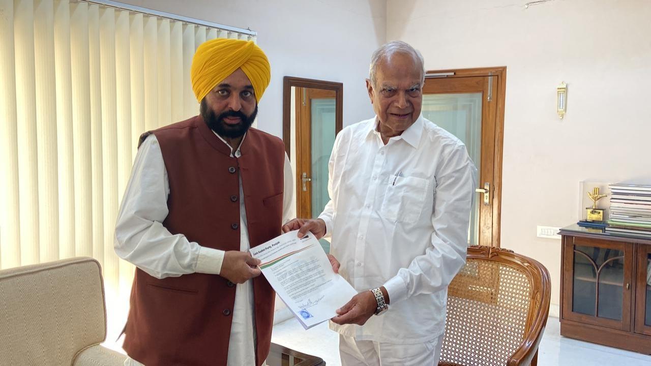 AAP's Bhagwant Mann meets Punjab governor to stake claim to form govt