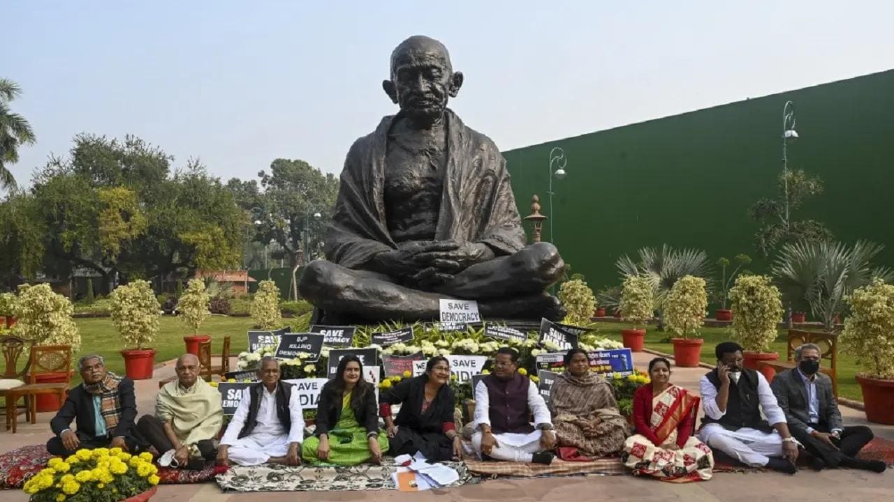 Uttar Pradesh: Man breaks Mahatma Gandhi's statue in Bhadohi, Congress workers protest