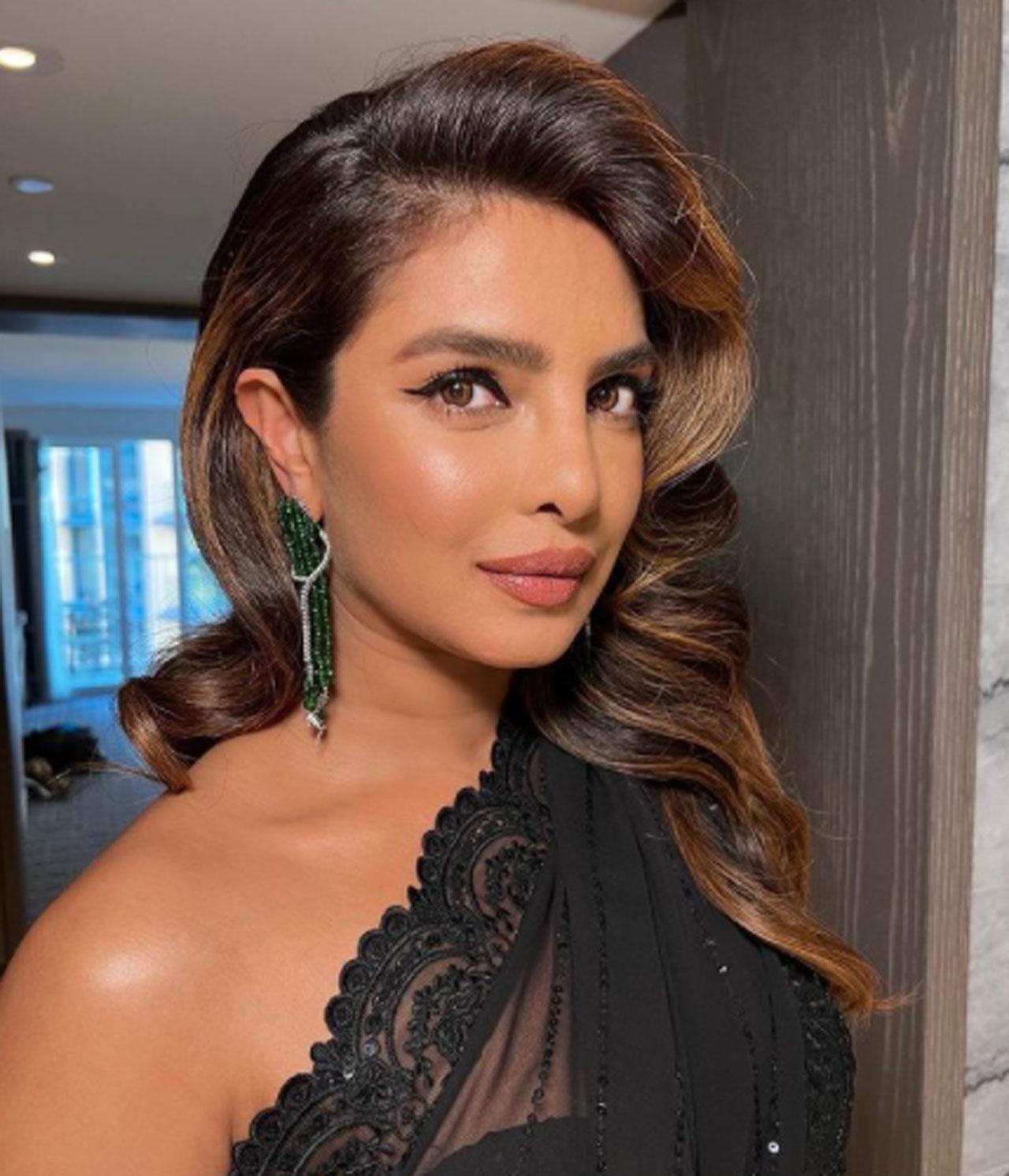The actress stunned in a black Saree and shared a selfie with fans. The caption was just a black heart for her fans. 