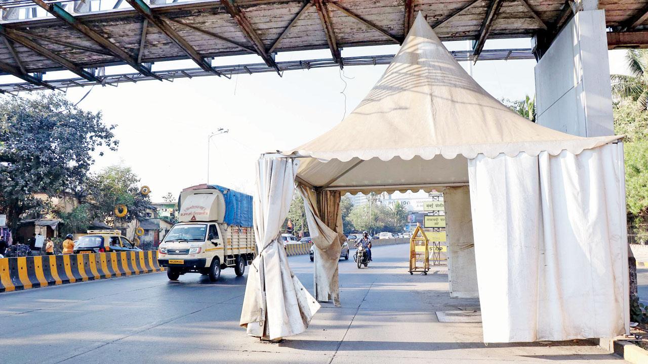 A tent in Mahim blocks the road