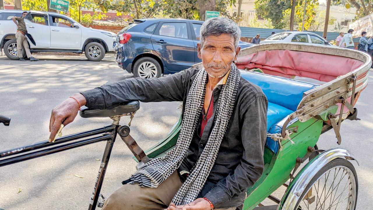 If it returns to power, Babaji’s government should do what it couldn’t in five years, said rickshaw puller Rajaram. Pics/Dharmendra Jore