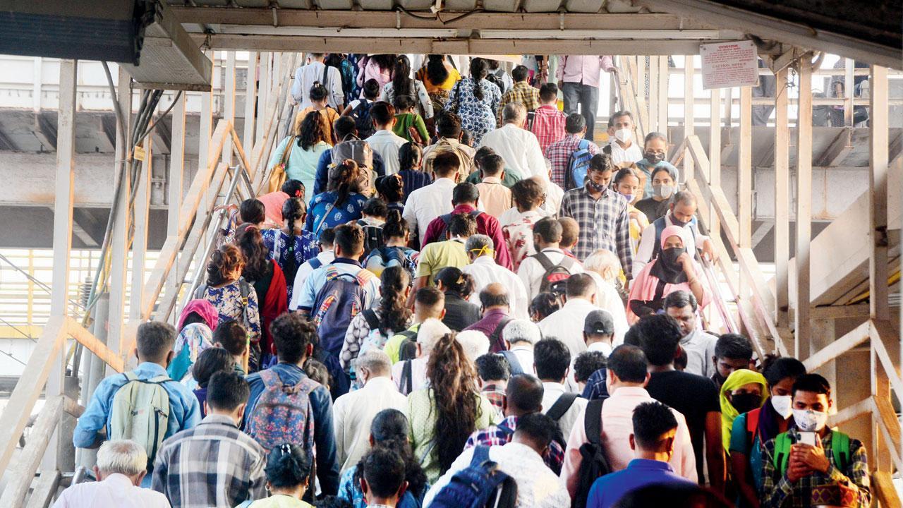 Stampede-like scenes at Santacruz railway station, commuters jittery