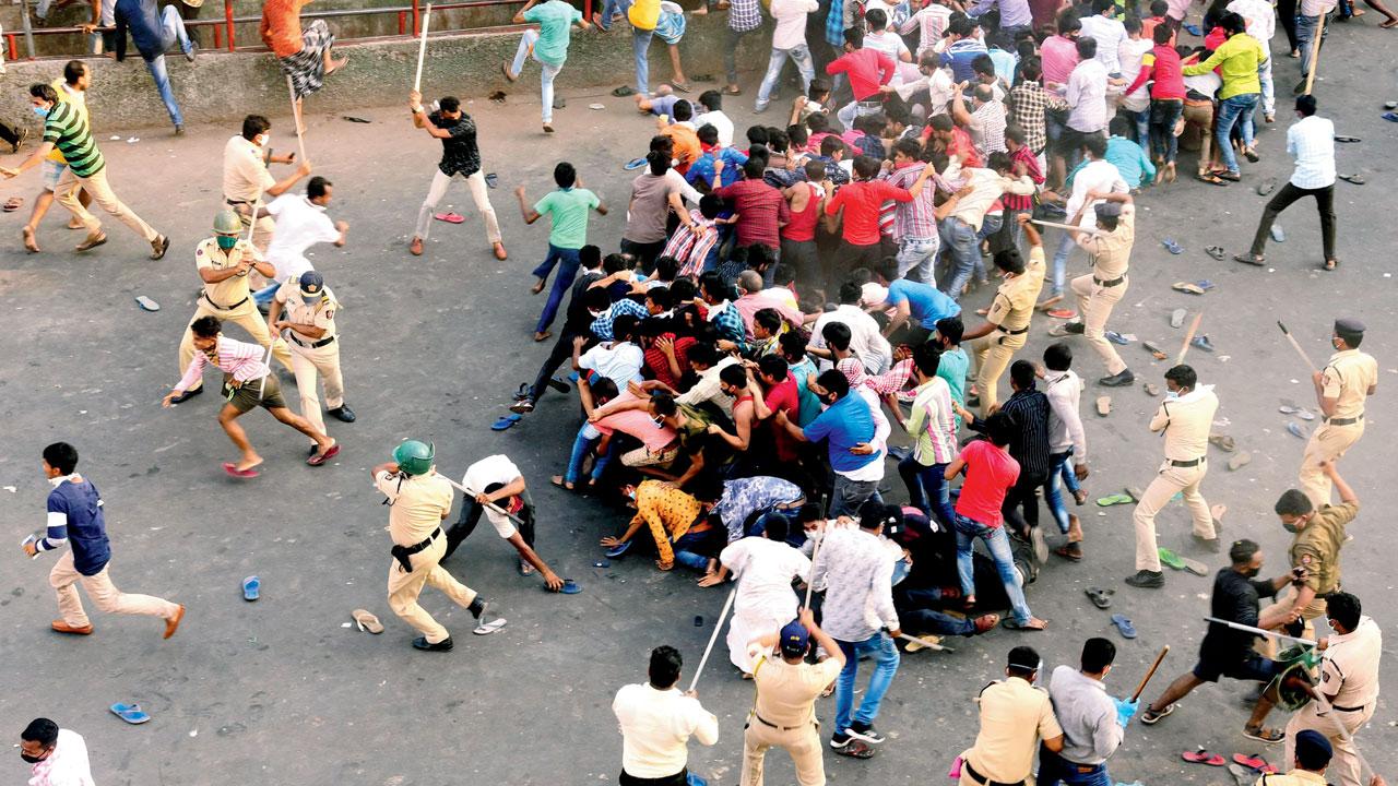 More then two thousand people turned up outside Bandra Railway station after rumours that outstation trains had been started did the rounds during the start of the lockdown in April 2020. When they learnt that the information was false, the desperate migrants became agitated and the police had to lathi-charge them. The additional CP then arranged for a truckload of food grain and other necessities, which helped calm down the angry mob. Pic/Ashish Rane