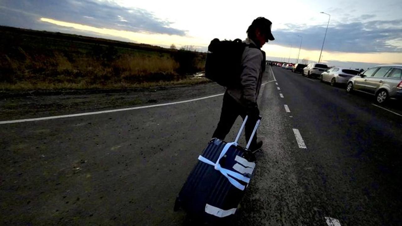 Hollywood star Sean Penn abandons car, leaves Ukraine on foot