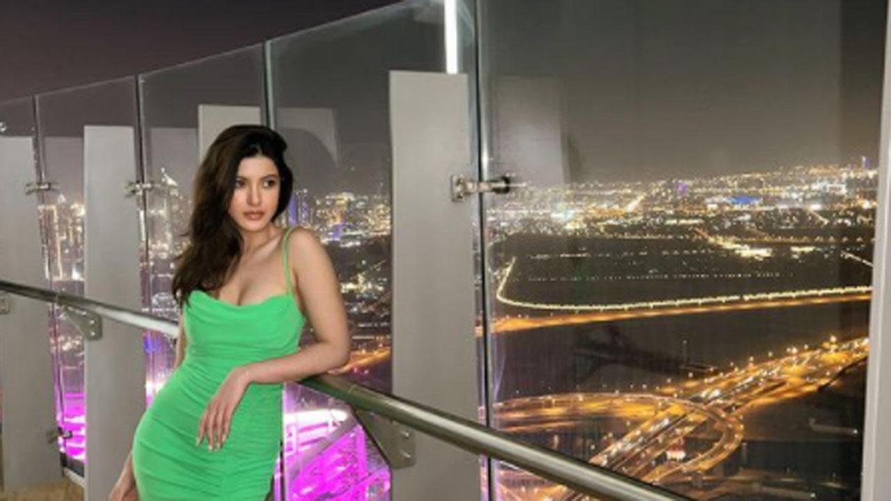 Shanaya Kapoor is a pure glam vibe in this green ensemble