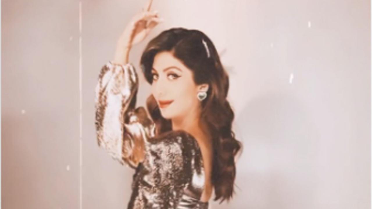 Whacky Wednesday: Shilpa Shetty gets grooving to this retro Bollywood song