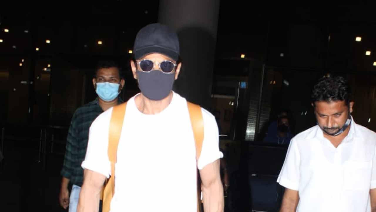 Shah Rukh Khan back to Mumbai after Spain schedule of 'Pathaan' ends