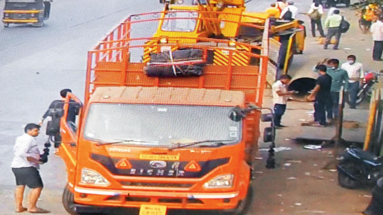 Mumbai Crime: Two steal 3.8-tonne metal sheet