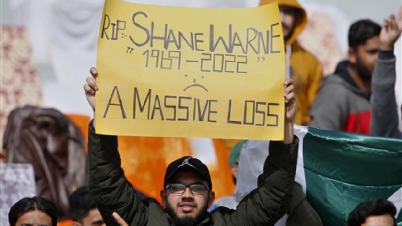 England team holds minute's silence for spin legend Shane Warne