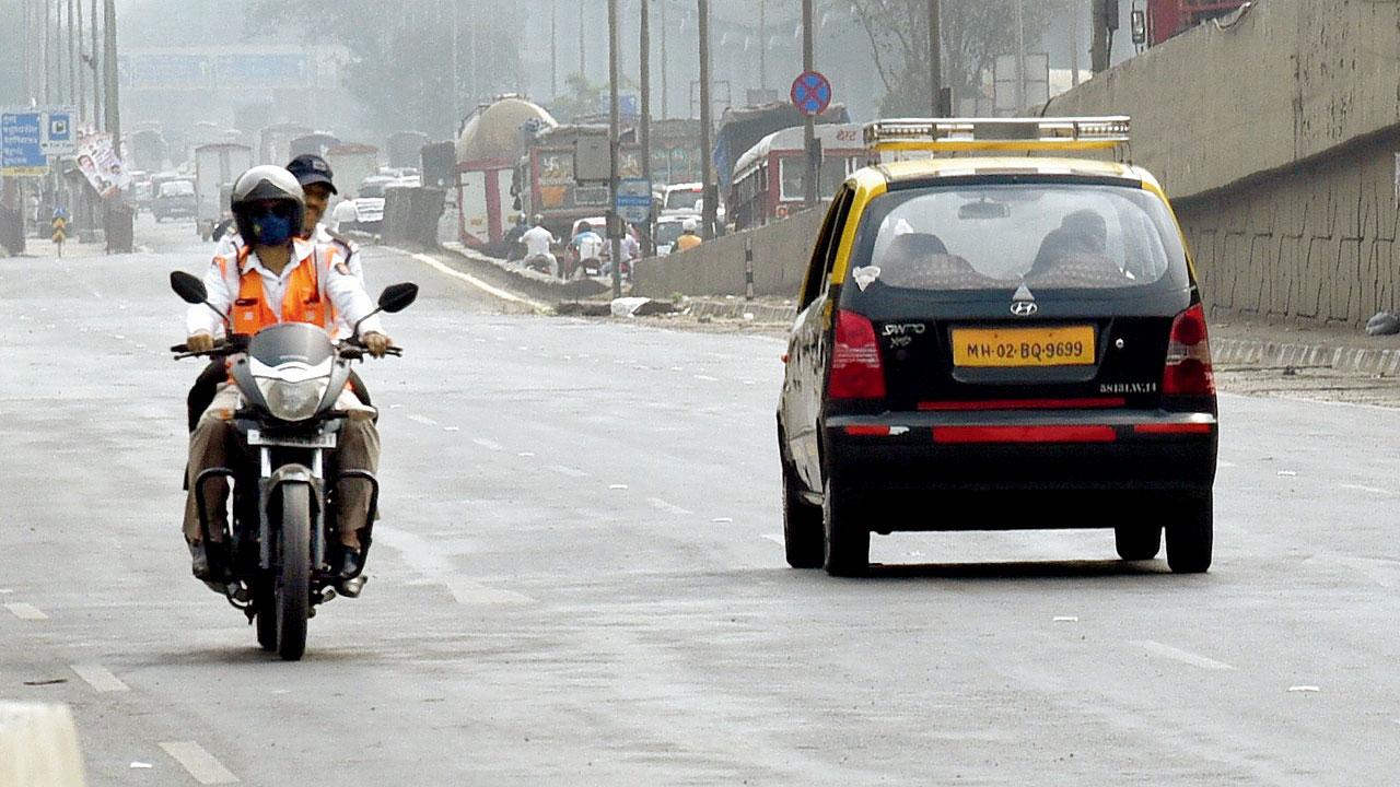 Another traffic cop, riding with his colleague, is seen at the same spot at 3 pm