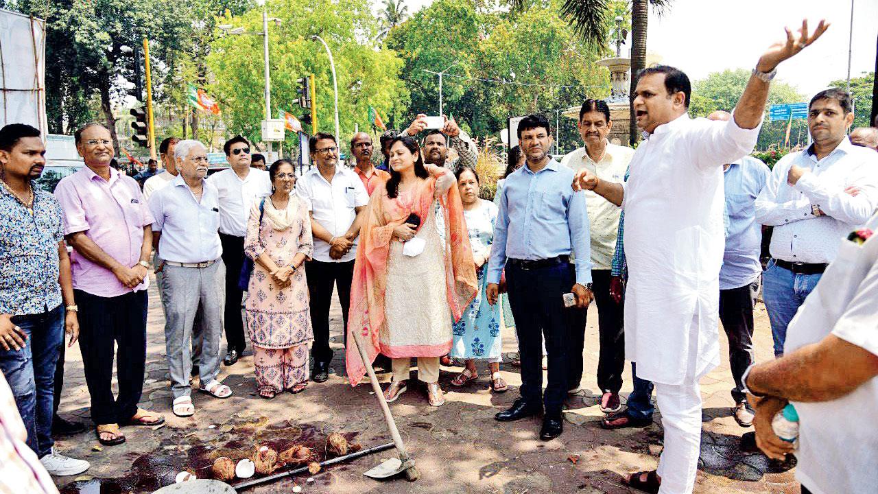 The BJP leaders announce beautification at Regal in April. Pic/Pradeep Dhivar