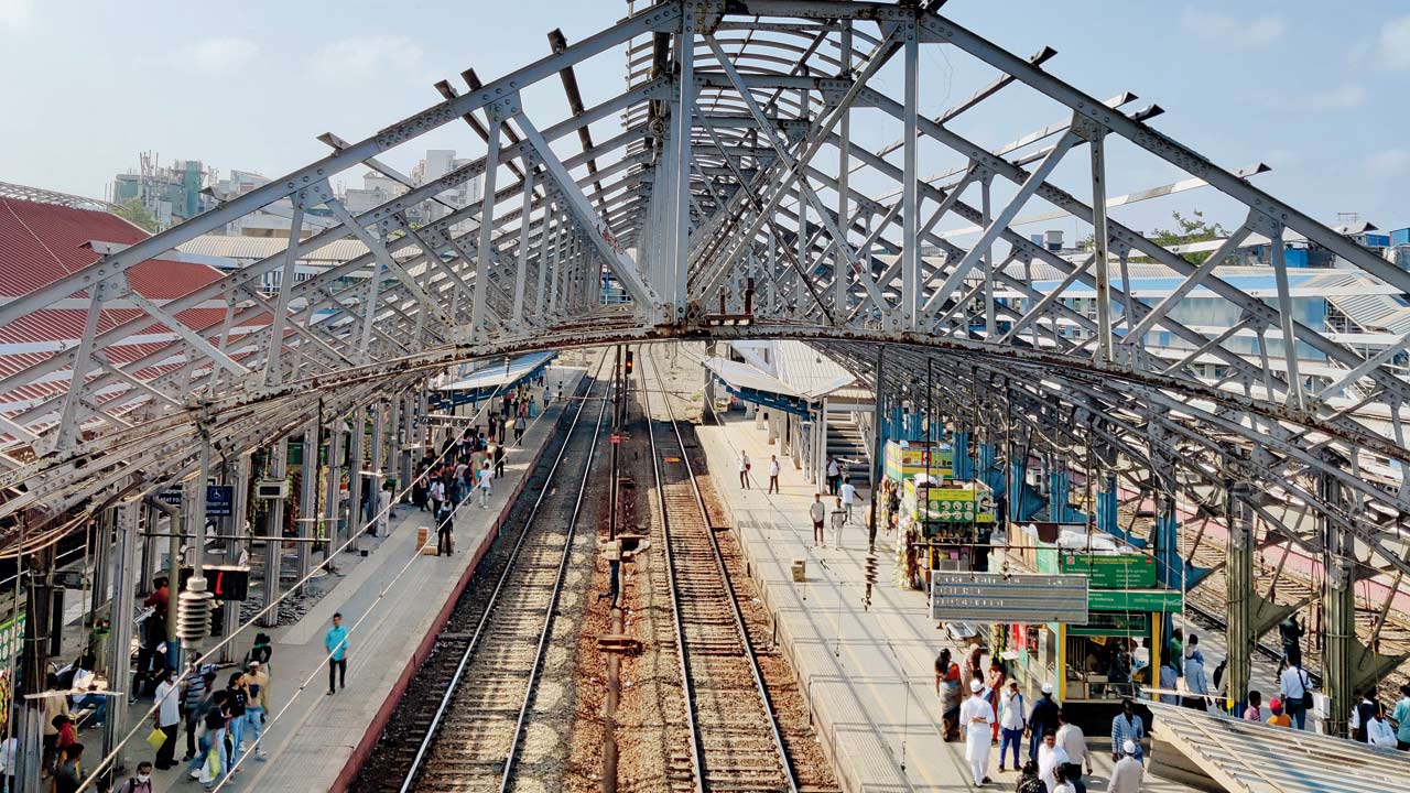 The roofless central main structure at Bandra station on Tuesday. Pics/Nimesh Dave