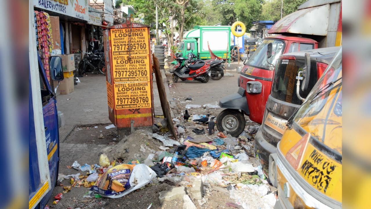 Garbage at the roadside near Porbundarwala Chawl at Chirag Nagar, Ghatkopar (W) in Mumbai on 21/05/2022. PHOTO BY SATEJ SHINDE