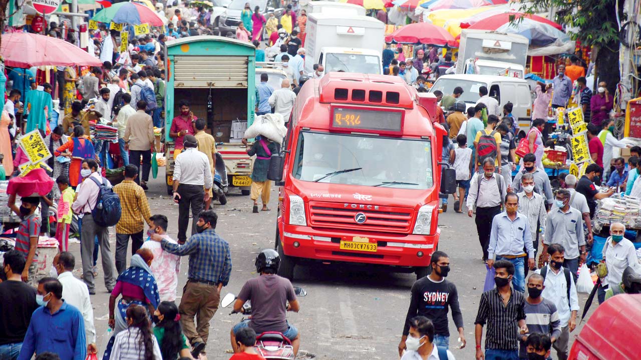 Area outside Dadar station. Hawkers occupy most city roads, says MCAP study. File pic