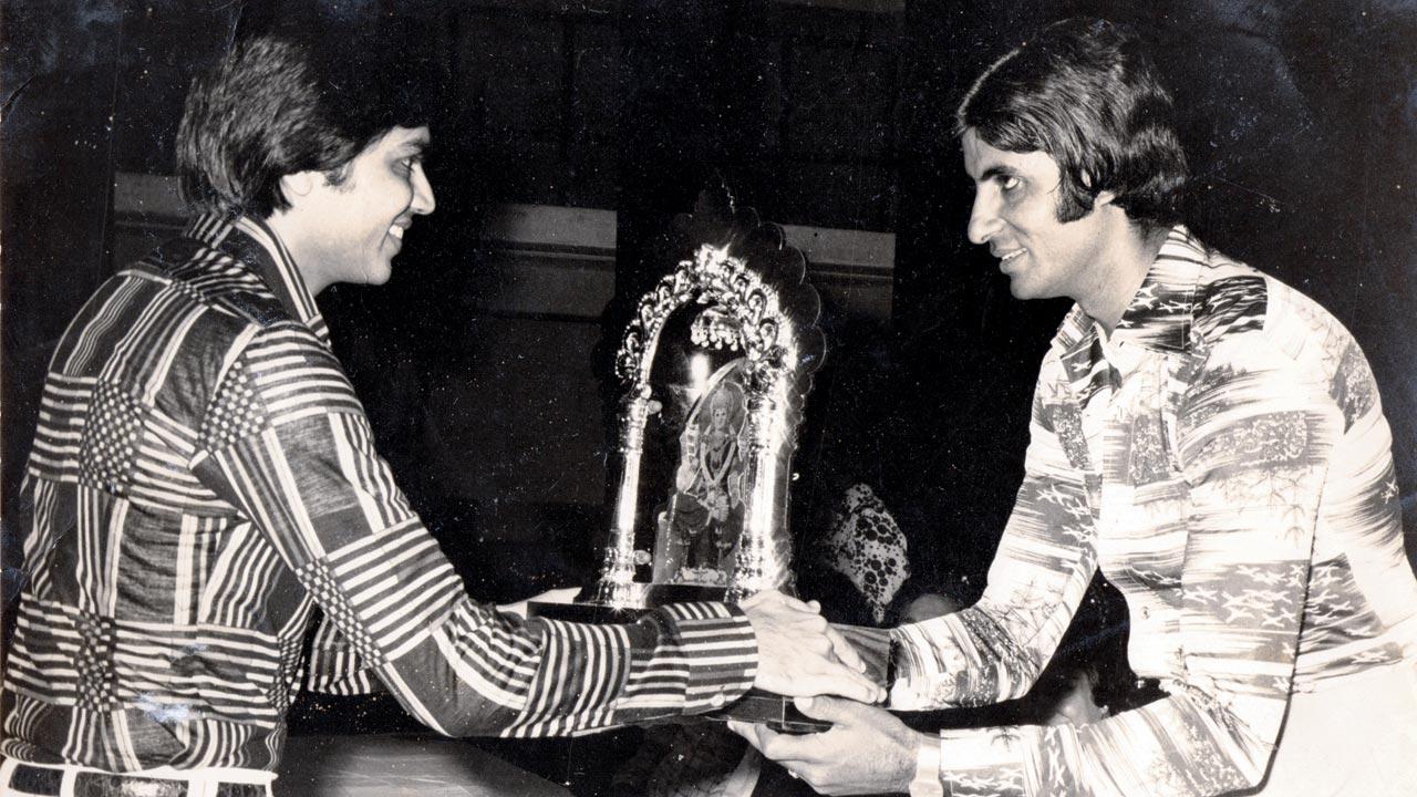 Amitabh Bachchan gives an award to Arun Roongta  in the 1970s