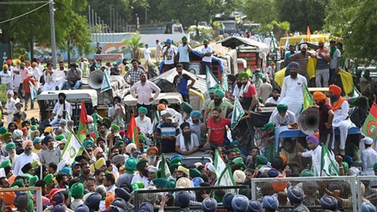 After being stopped to March towards Chandigarh, protesting Punjab farmers spend night on road