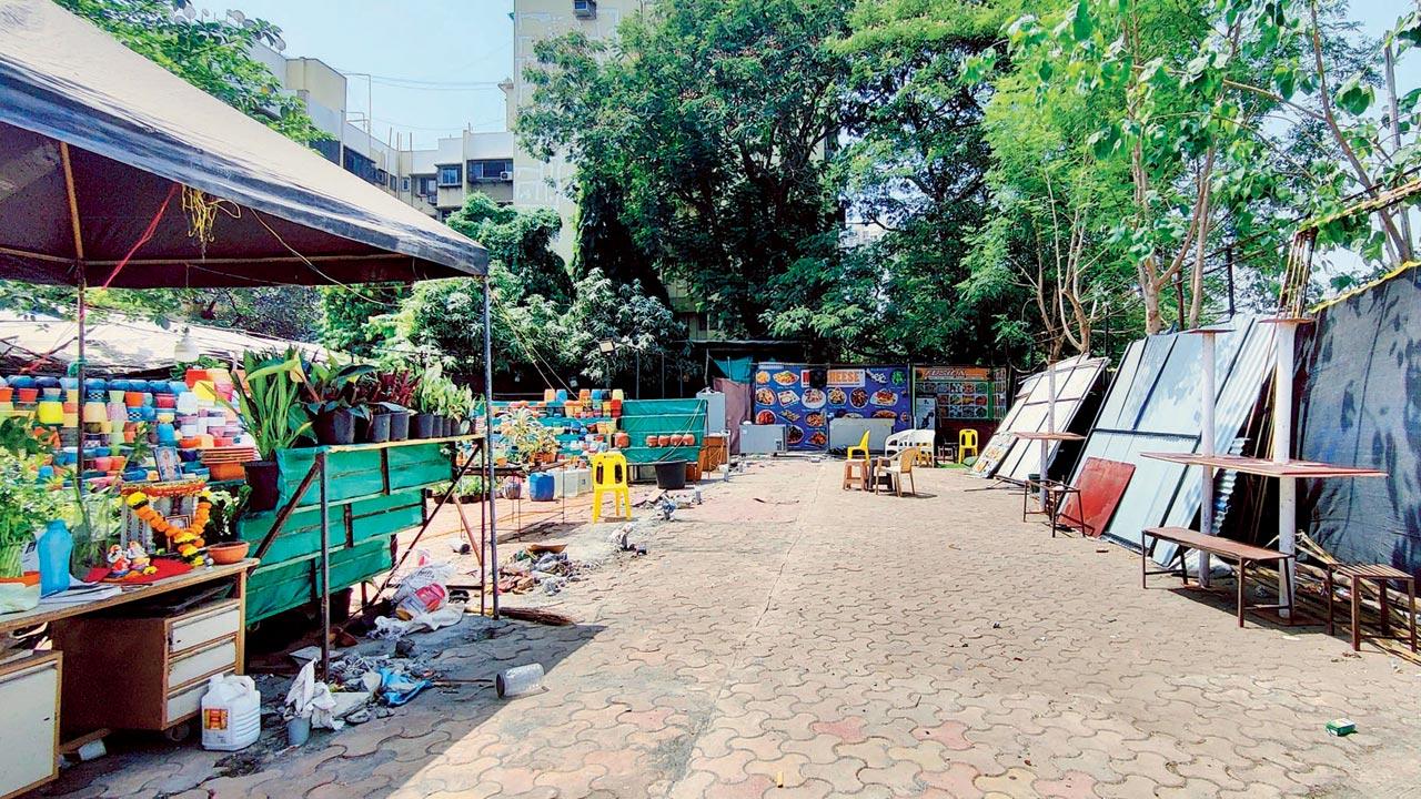 The stalls under the banner of ‘Borivali Chowpatty’ came up about three months ago and began doing brisk business in no time. Pic/Nimesh Dave