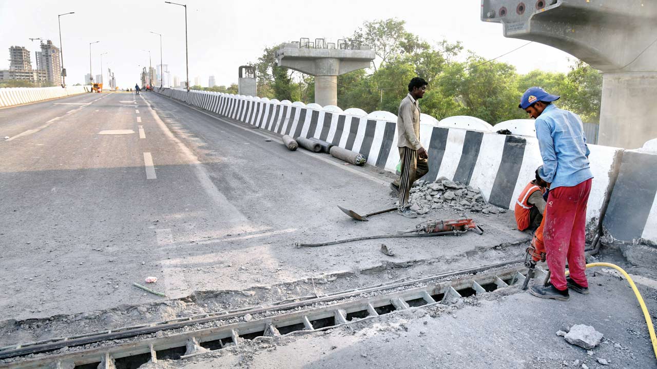 Work going on to replace an expansion joint on the flyover. Pic/Sameer Markande