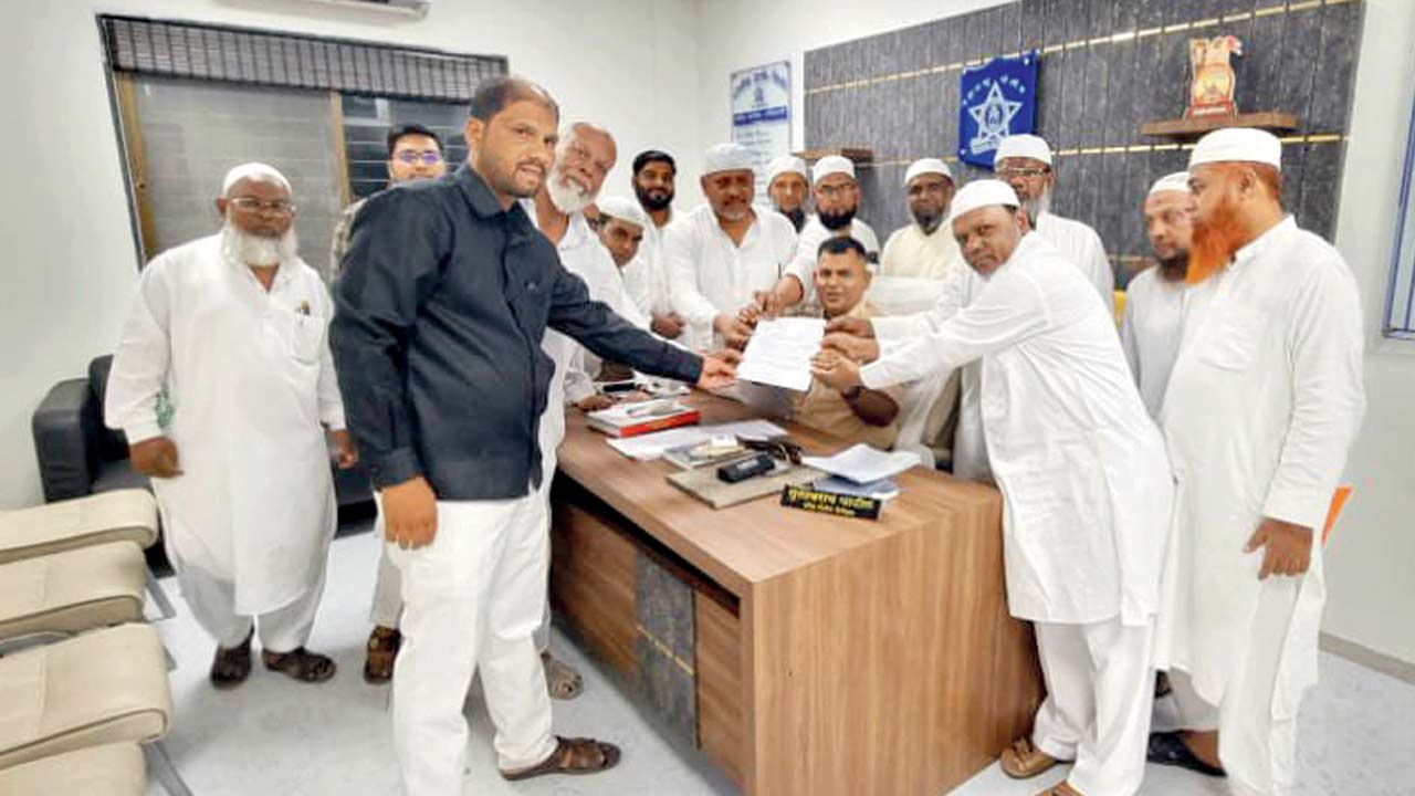 Members of the Jama Masjid Trust, Shirdi hand over their letter requesting the Saibaba temple be allowed to use loudspeakers, to the police