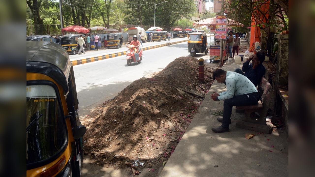 Waste soil from the drainage line left at the roadside near Gokul Tower in Thakur Village, Kandivali on 26/05/2022. PHOTO BY SATEJ SHINDE