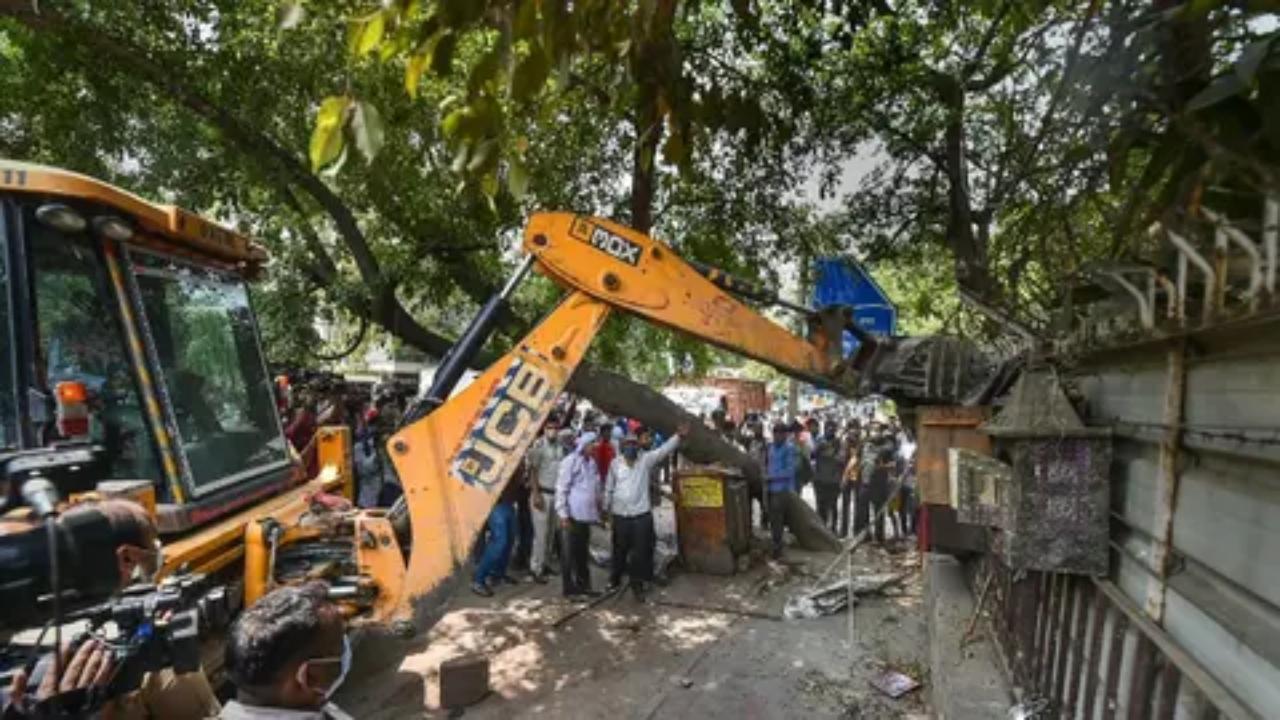 Bulldozers again roll in Delhi, Left protests