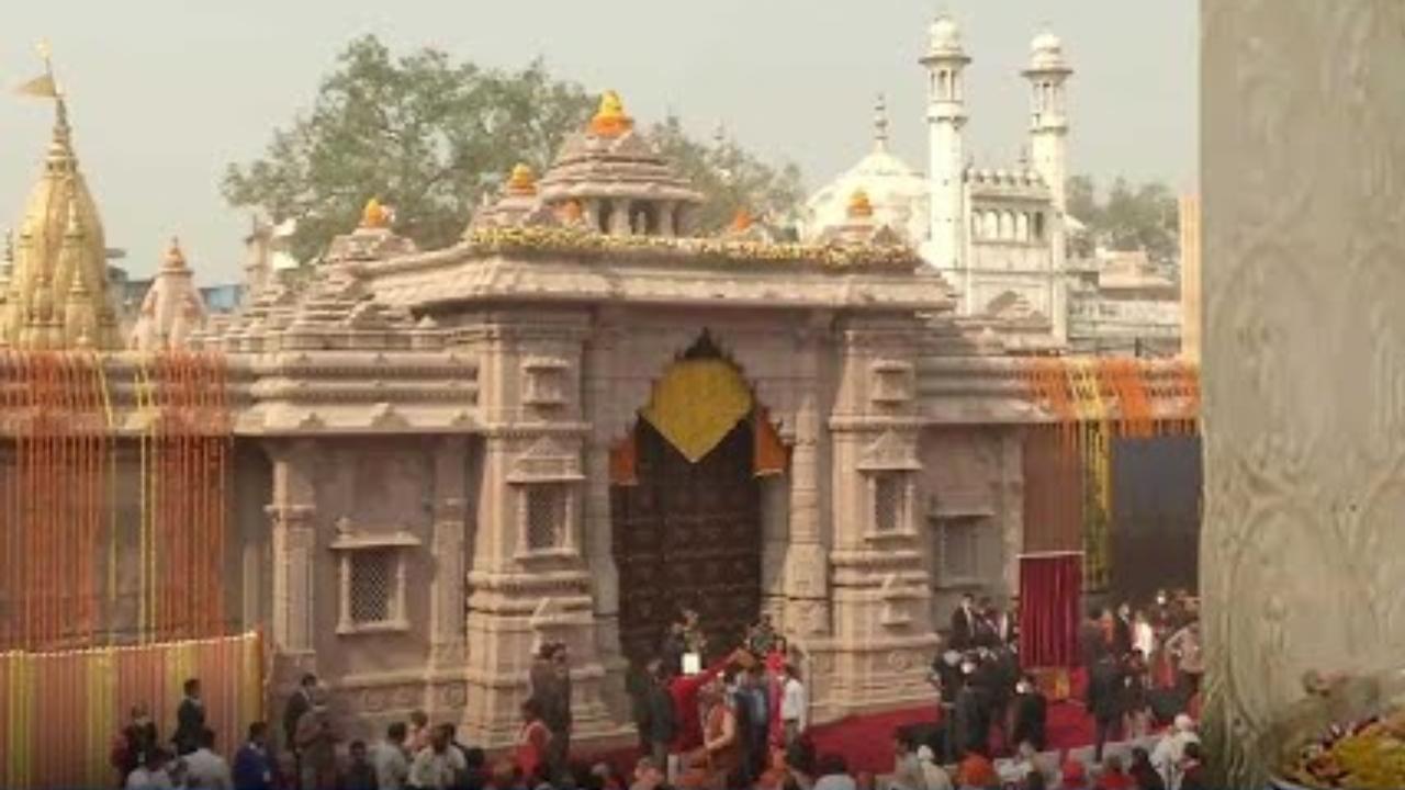 ABVP protests over Lucknow university professor's remark on Kashi Vishwanath temple