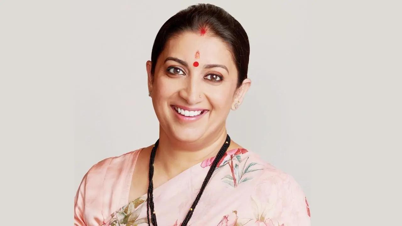 Smriti Irani faces protests by Congress over price rise during Pune visit