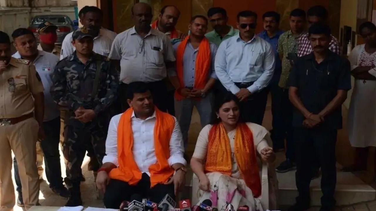 Hanuman Chalisa row: Navneet Rana appears before privileges committee, names Maharashtra CM Uddhav Thackeray