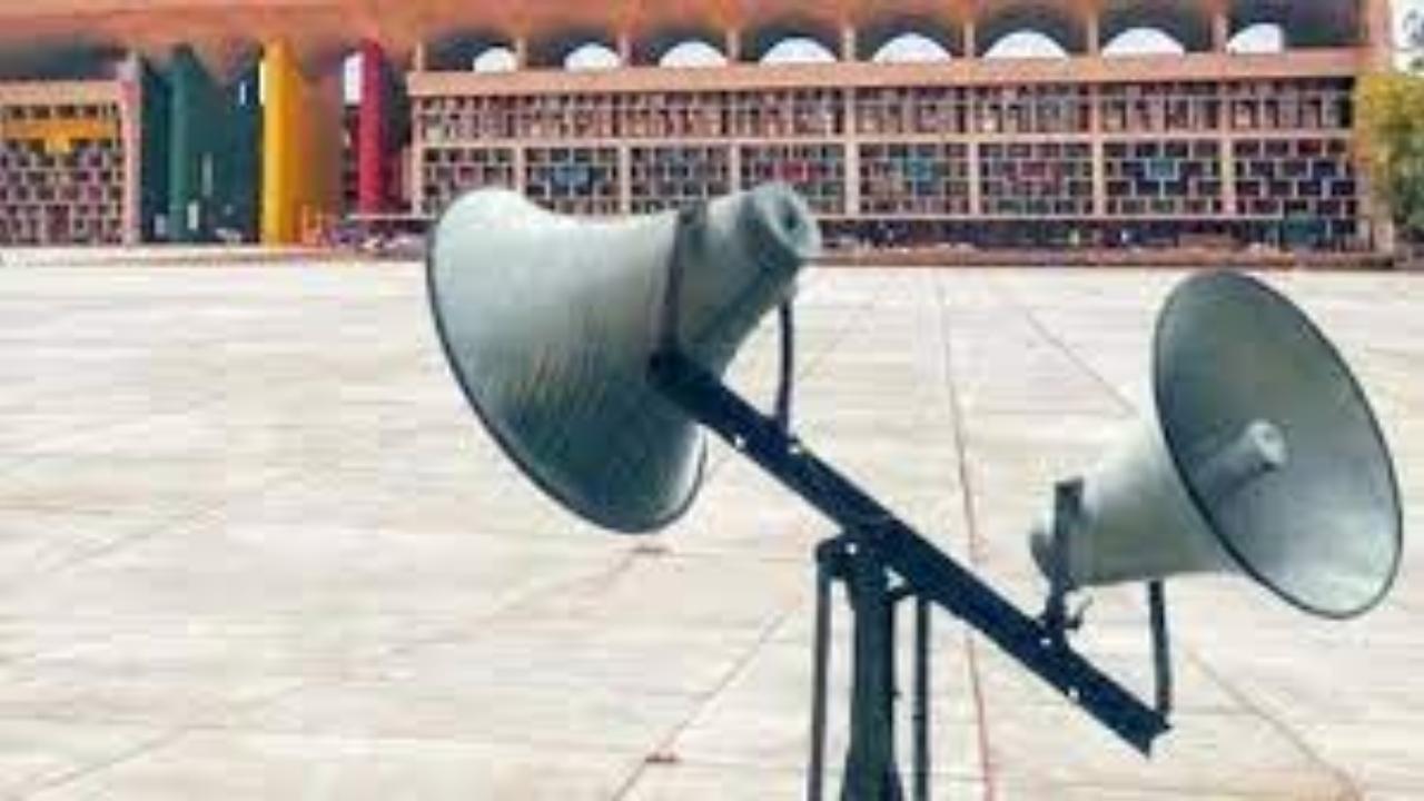 Mumbai: Police seize loudspeakers from Maharashtra Navnirman Sena office, detains workers