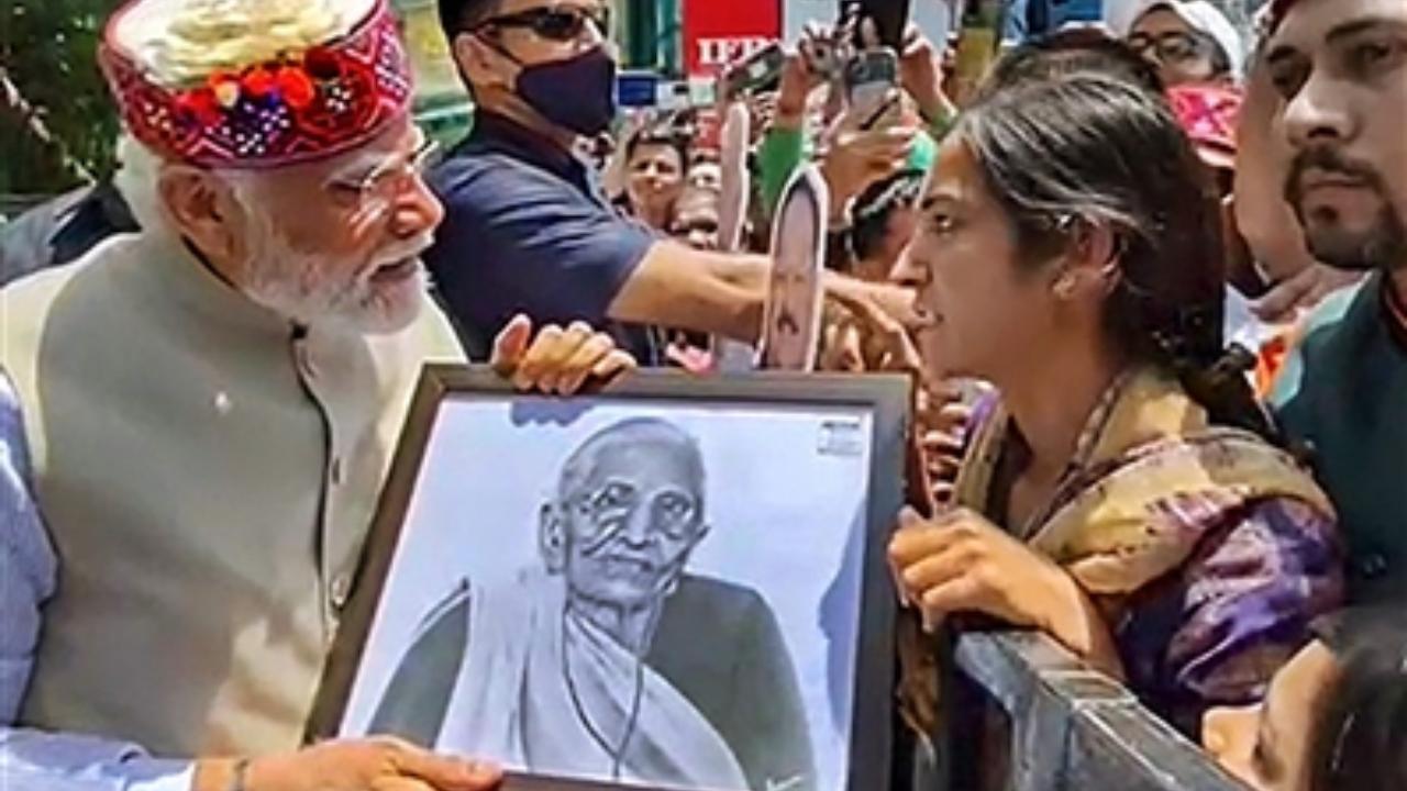 PM Narendra Modi stops his car in Shimla to accept portrait of his mother