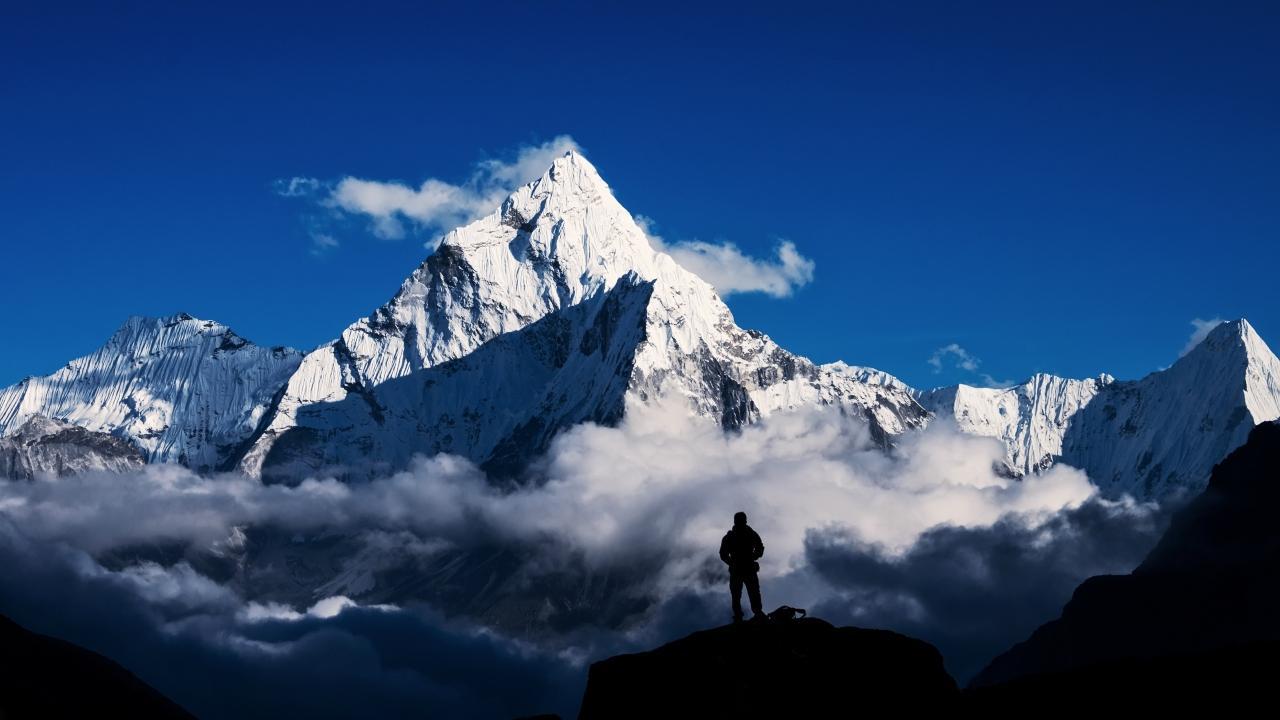 Watch video: IAF officer climbs Mount Everest, sings national anthem on peak