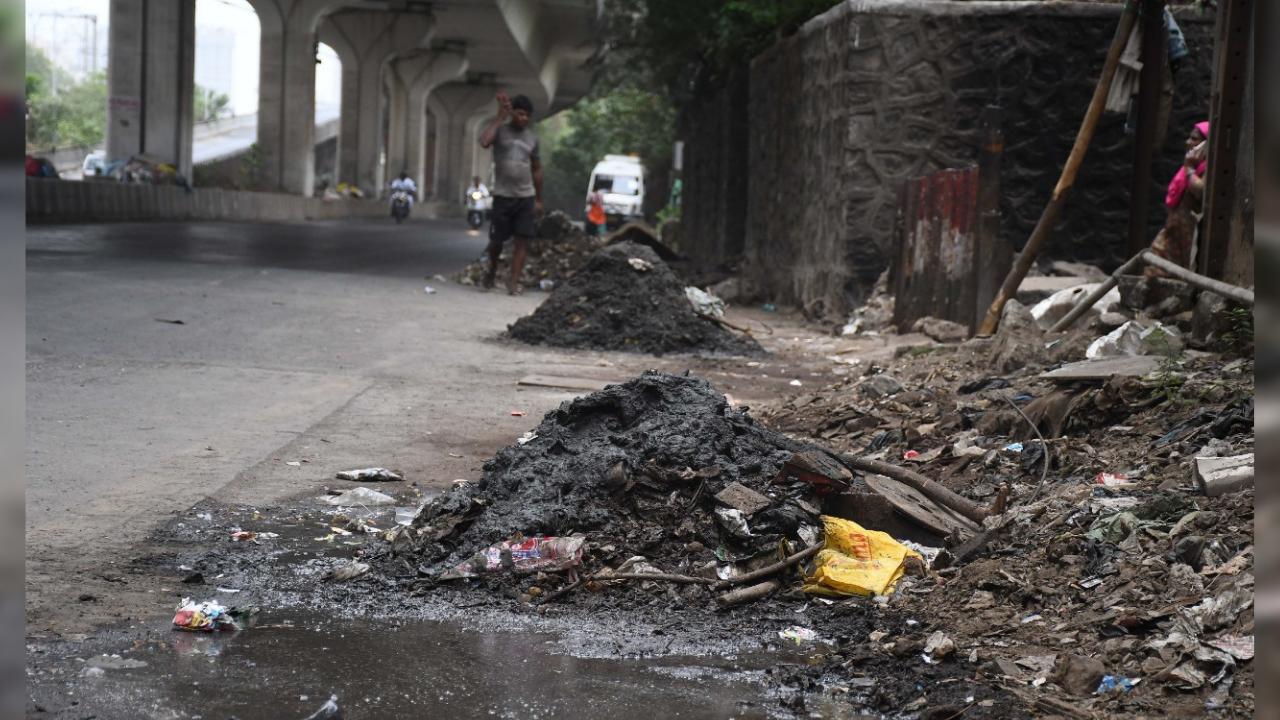 Garbage, which was cleaned from the gutter before rain at P D'Mello road at Mazgaon on 20/05/22. PHOTO BY--ASHISH RAJE