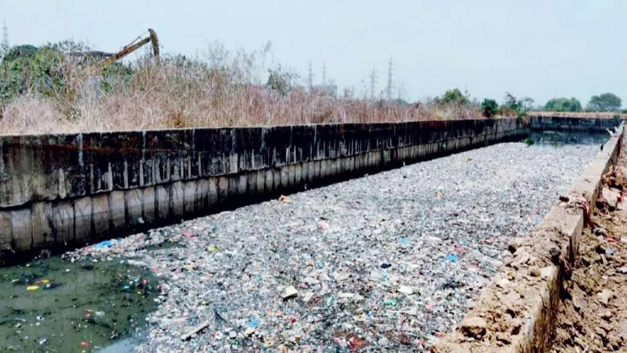 Mumbai monsoon: Only 35 per cent drains cleaned so far, alleges BJP; Aaditya Thackeray claims most work done
With monsoon just around the corner in an election year, the blame game has begun over the desilting of nullahs. While Suburban Guardian Minister Aaditya Thackeray said 78 per cent of the desilting work across the city and suburbs is complete, BJP claimed only 35 per cent of the drains are clean. A delegation of the BJP met the civic chief Iqbal Singh Chahal on May 19 and presented photos of nullahs that are still clogged.