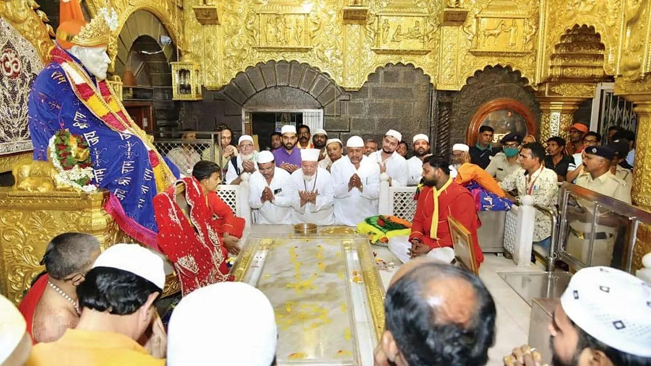 Allow loudspeakers at the Shirdi Sai Temple: Jama Masjid's plea to local cops
Amid the ongoing loudspeaker row, Muslims in Shirdi have requested the local police and civic authorities to allow the Saibaba temple to use loudspeakers to amplify the aartis. Expressing their disappointment in the Shirdi Saibaba Sansthan Trust&rsquo;s decision to stop using loudspeakers, members of Shirdi&rsquo;s Jama Masjid and local representatives of the Muslim community have written to the authorities on it.