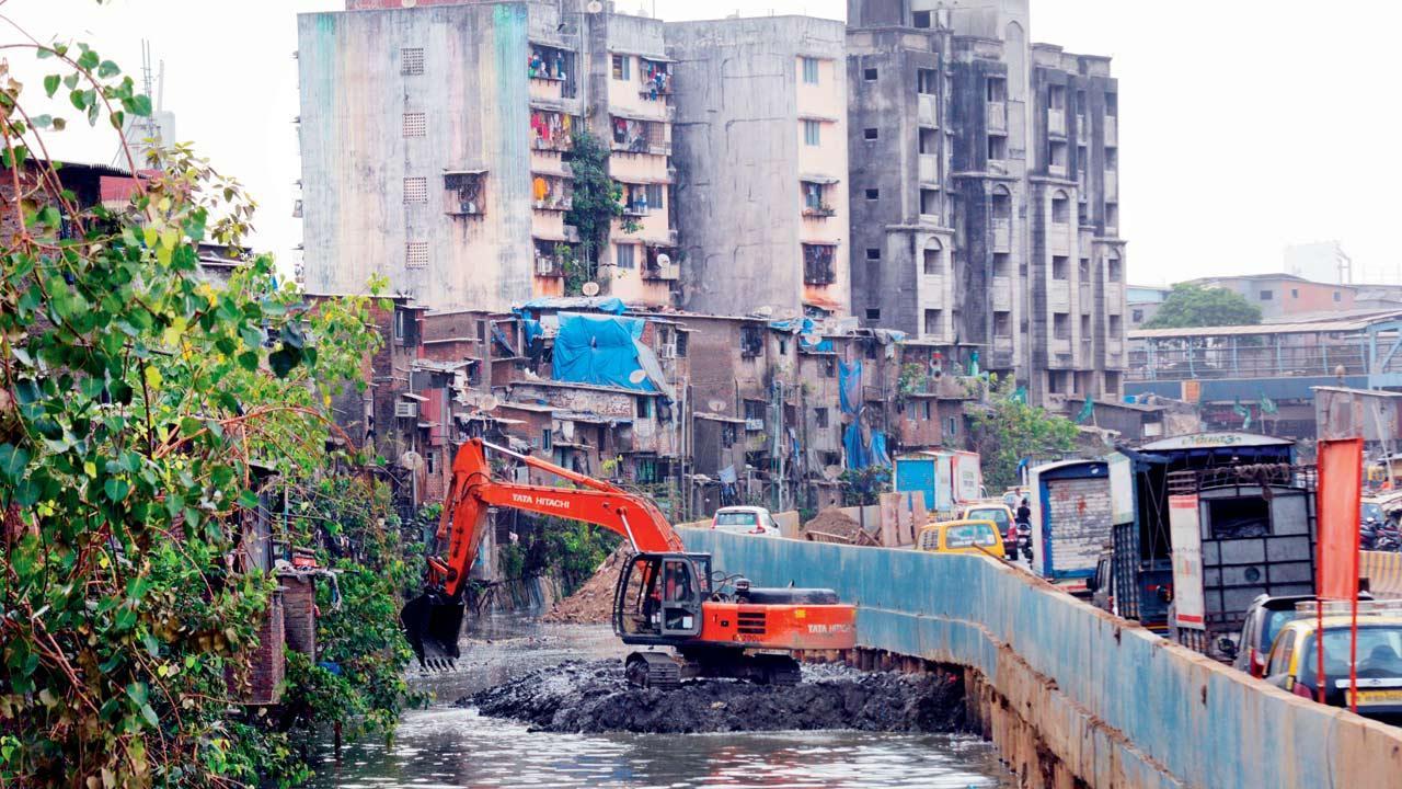 Mumbai: Nullah-cleaning work hits sixth gear