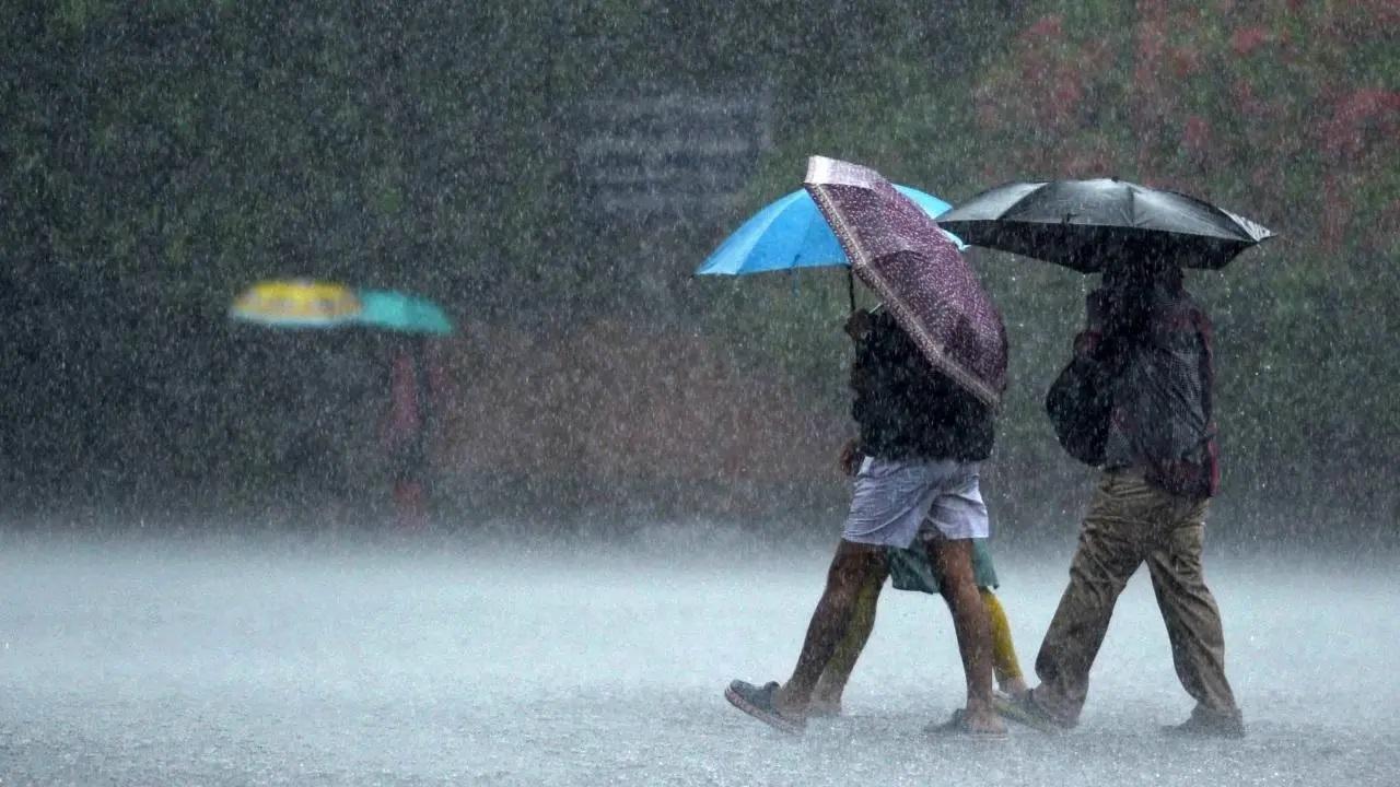 Delhi temperature drops by 11 degrees amid thundershowers; flight operations affected