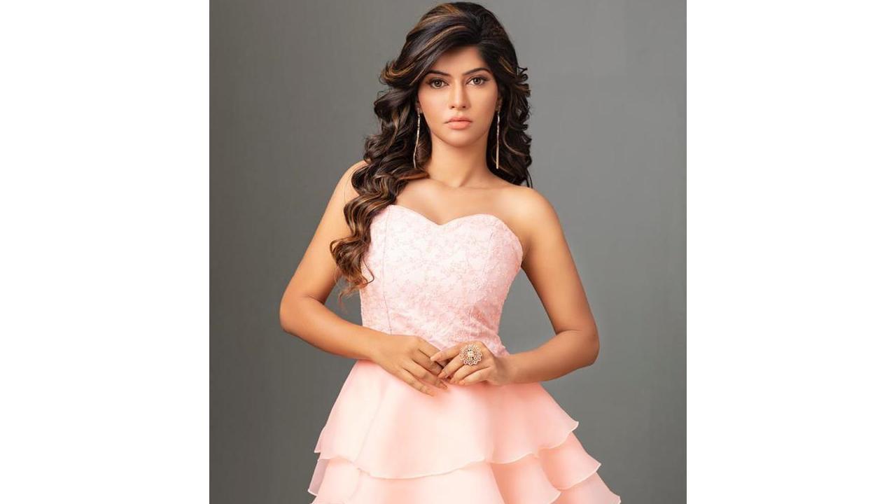 Charming Rohini Munjal’s debut “Teri Baatein” song will soon hit the dice of Bollywood industry. 