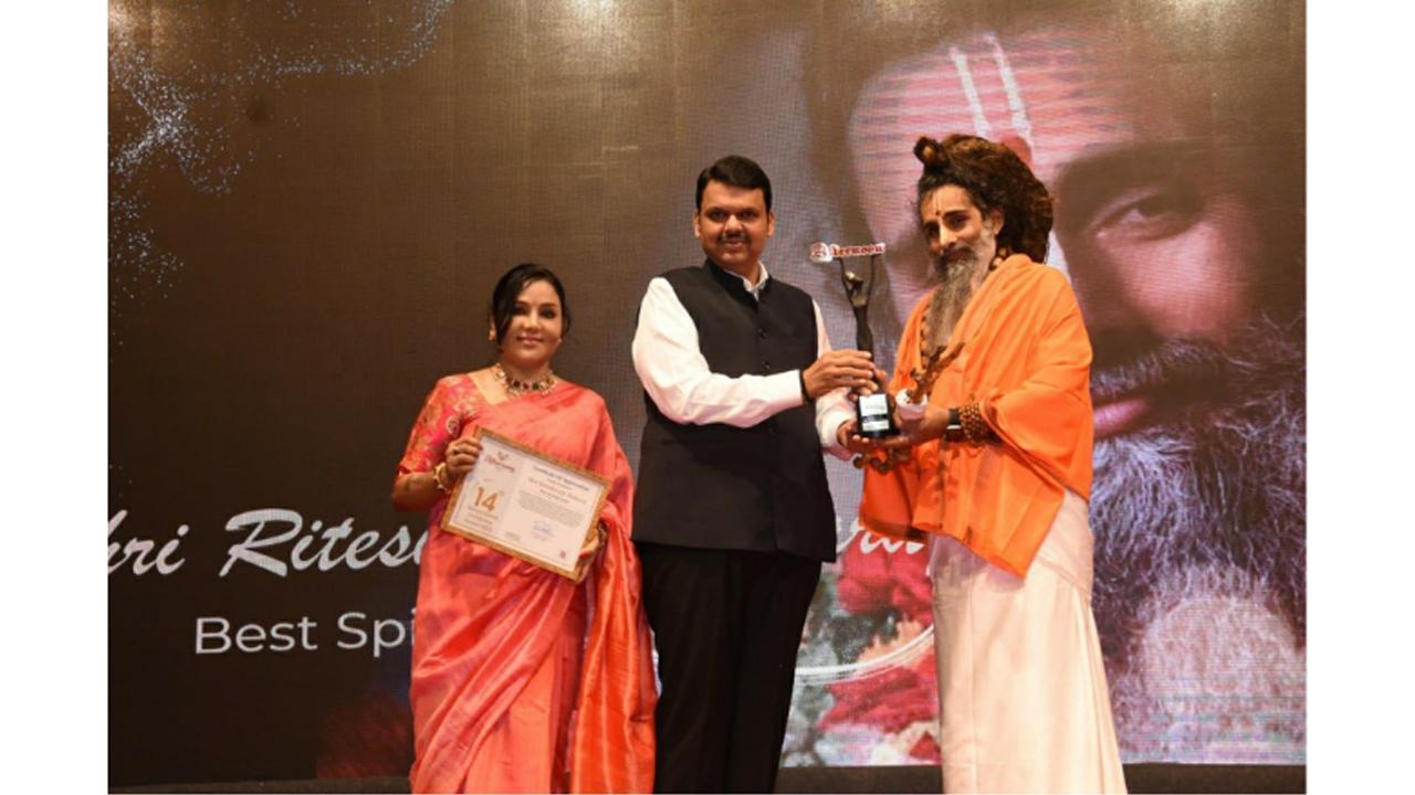 SadhguruRiteshwar Ji Maharaj received Newsmakers Achievement Award as Best Spiritual Leader 