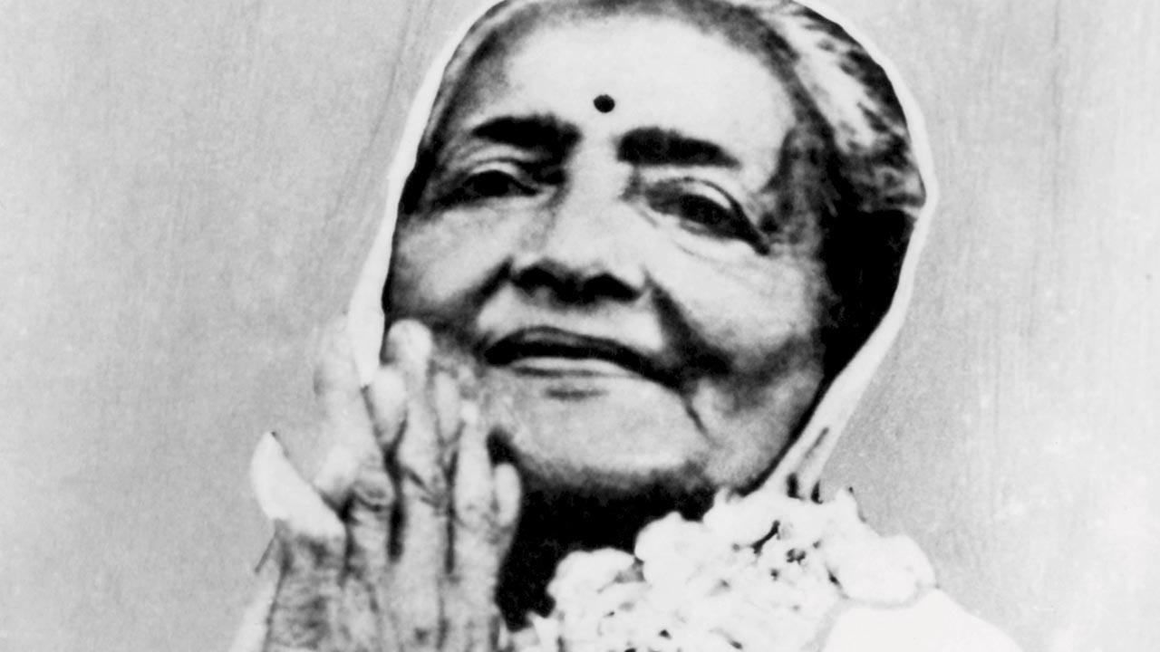 Kasturba greeting people. A rare photograph of her smiling. Pics Courtesy/Gandhi Research Foundation, Jalgaon